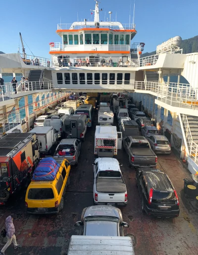Photo de tous les véhicules rassemblés sur le pont d'un ferry pour une traversée