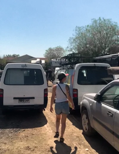Photo de Lena au milieu de van aménagés à vendre