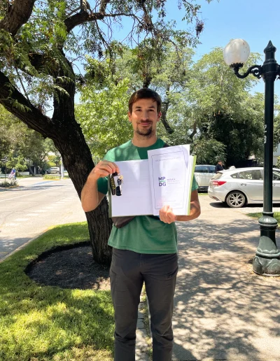 Acheter un van au Chili - photo de Simon avec les clés du van et les documents