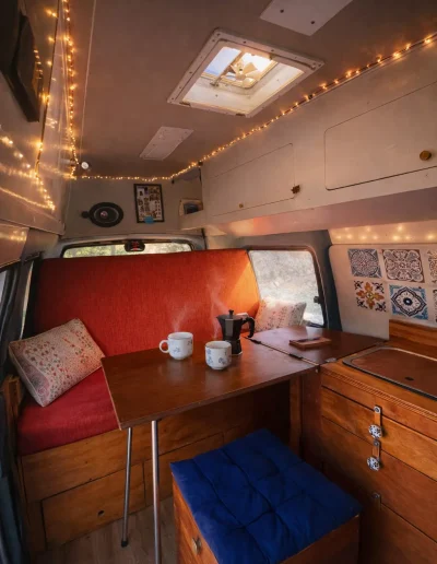 Photo de l'aménagement intérieur du van : banquette et cuisine