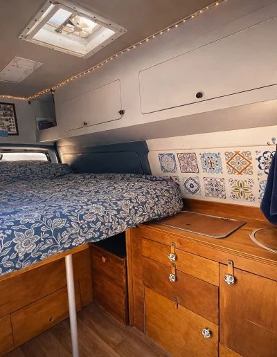 Photo de l'aménagement intérieur du van et du lit