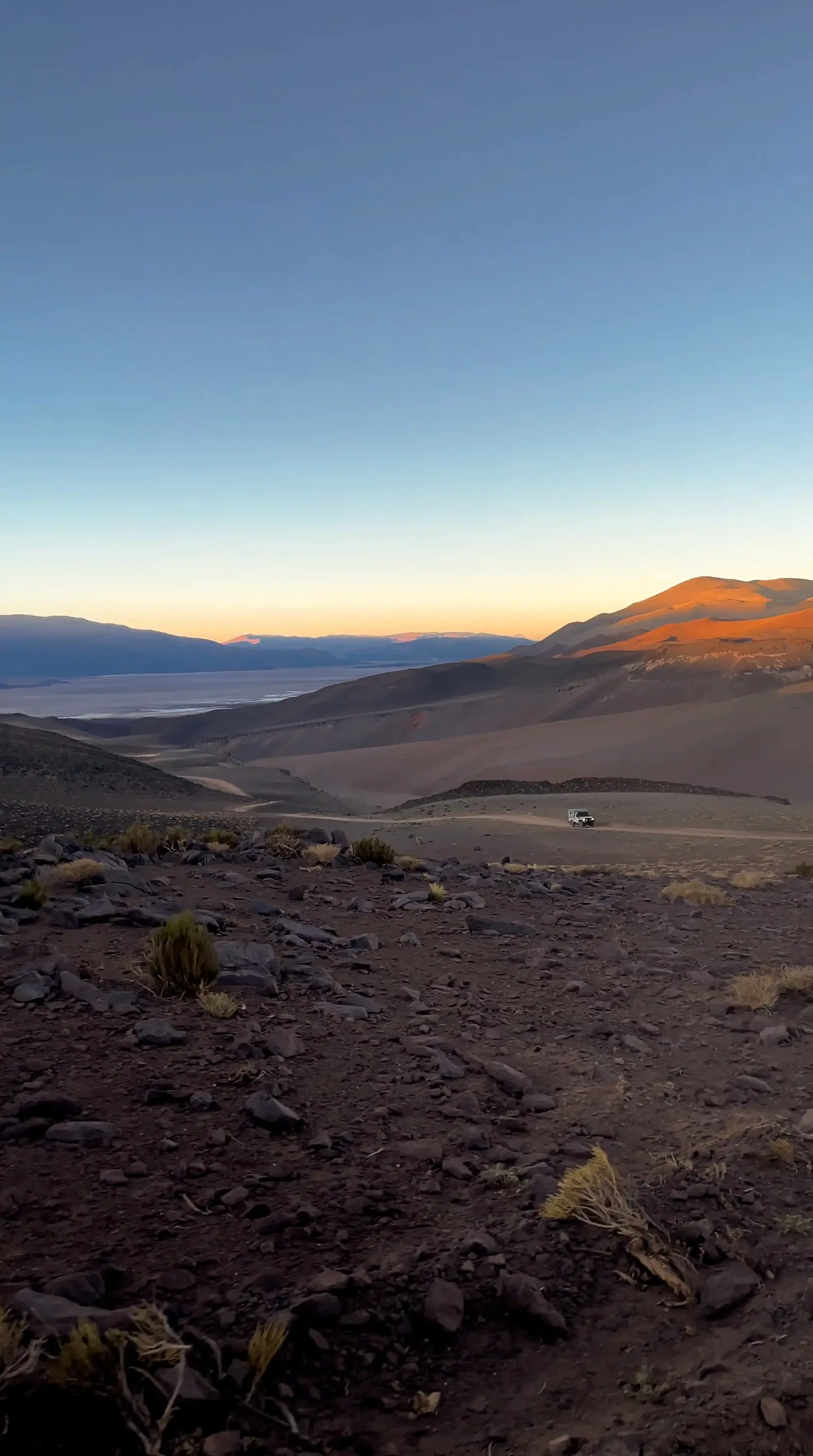 Traversée de la Puna - Landcruiser de Nick et Lilian Photo d'un Toyota Lancruiser sur une piste de la Puna en Argentine