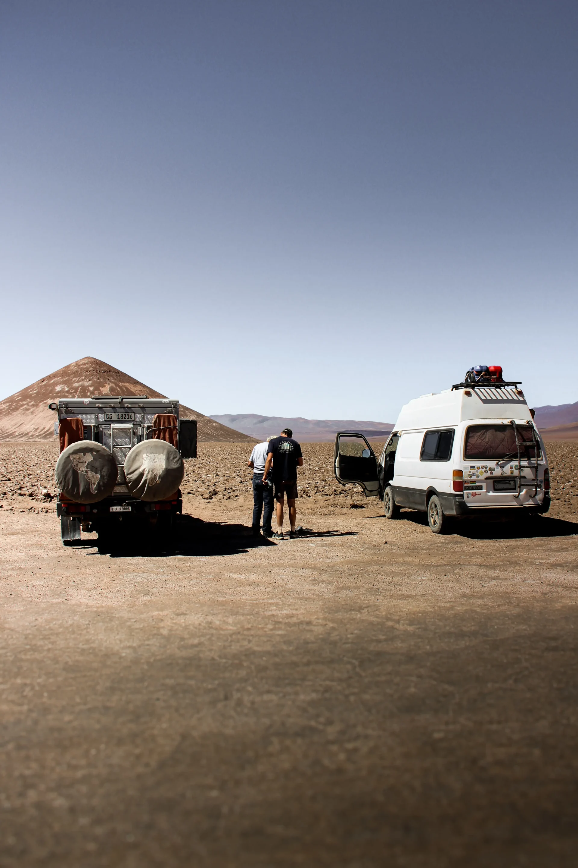 Photo du van aménagé et du Toyota Lancruiser devant le Cono de Arita